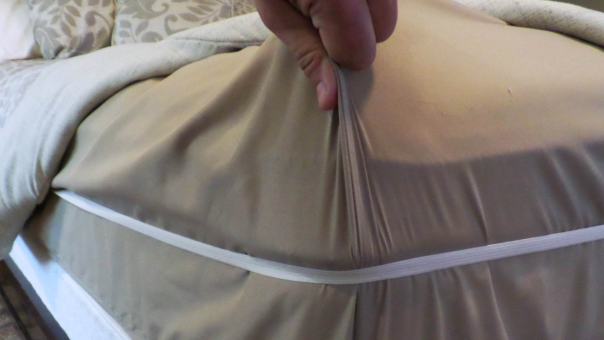 THE RUBBER HUGGER - The Bed Sheet Holder Band - NEW Approach For